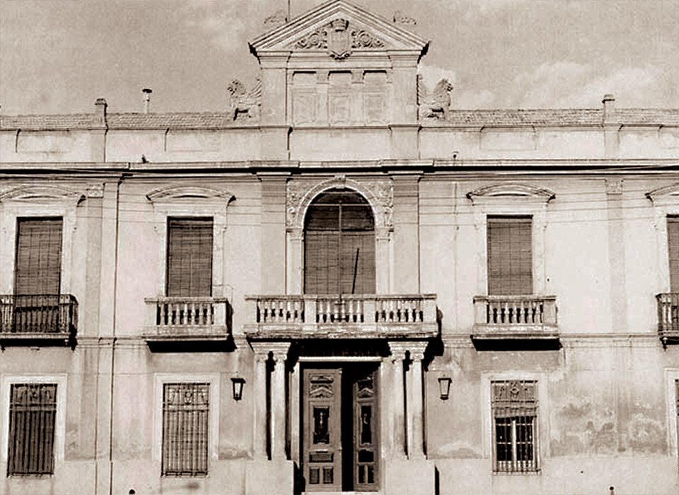 los 80 estuvieron ubicados la Audiencia de Ciudad Real y el Colegio de Abogados (balcón principal y las dos ventanas de su derecha: biblioteca, decanato y secretaría).