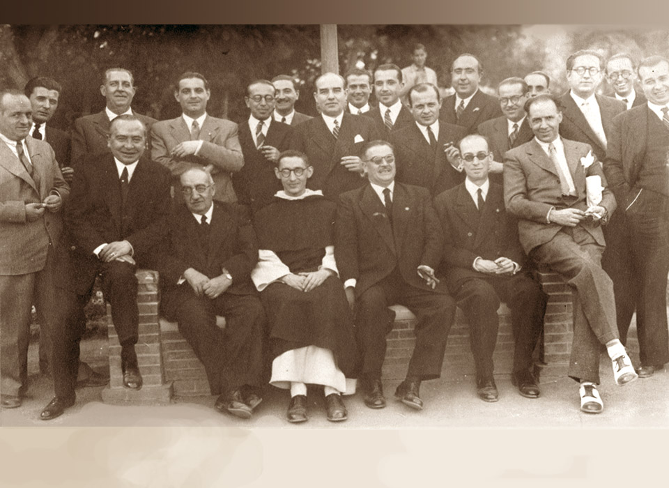 Los colegiados de Ciudad Real a mediados de los años 40 del pasado siglo. Entre otros: • De pie, de izquierda a derecha: Juan Ignacio Morales Sánchez-Cantalejo (3º), Luis Rodríguez Borlado (4º), Ismael López de Sancho (8º), José Antonio Sauco Gabaldón (9º), Zoilo Benítez (10º) y Luis Martínez Gutierrez (11º). • Sentados, cuarto por la izquierda: Carlos Calatayud Gil. Los colegiados de Ciudad Real a mediados de los años 40 del pasado siglo. Entre otros: • De pie, de izquierda a derecha: Juan Ignacio Morales Sánchez-Cantalejo (3º), Luis Rodríguez Borlado (4º), Ismael López de Sancho (8º), José Antonio Sauco Gabaldón (9º), Zoilo Benítez (10º) y Luis Martínez Gutierrez (11º). • Sentados, cuarto por la izquierda: Carlos Calatayud Gil.